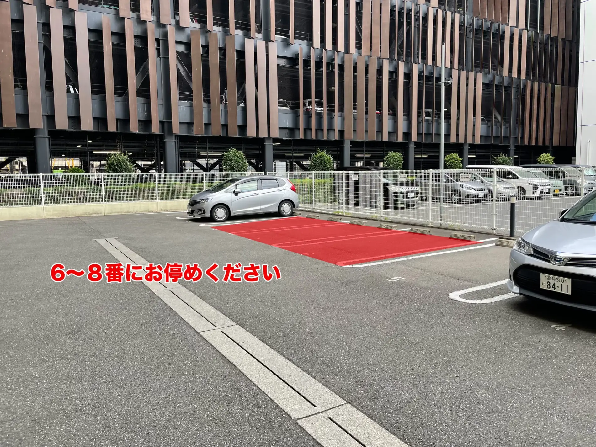 来客用駐車場。6〜8番の区画に駐車してください