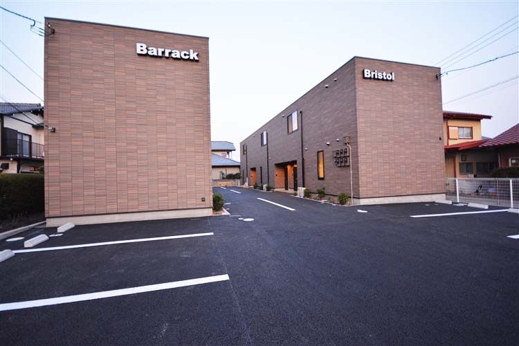 Barrack ＆ Bristol の外観