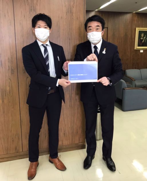 前橋市役所・市長室前にて