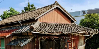 瓦屋根の古い空き家