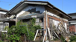 傷んで崩れかけた空き家