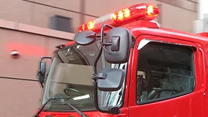 出動する消防車