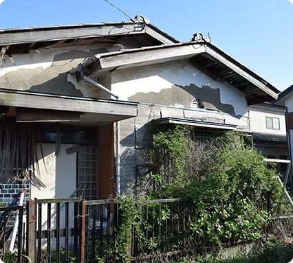 草木に覆われた古い空き家