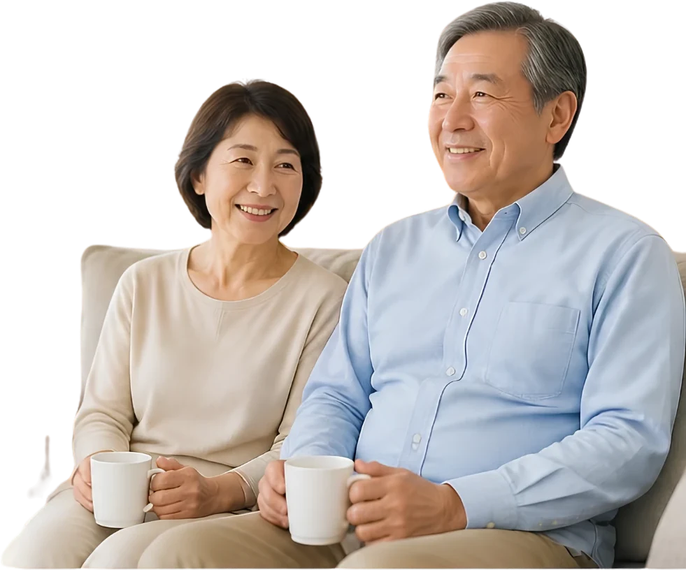 ソファでコーヒーを手にくつろぐご夫婦
