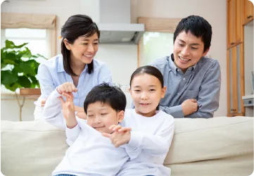 新しい住まいのリビングでくつろぐ家族