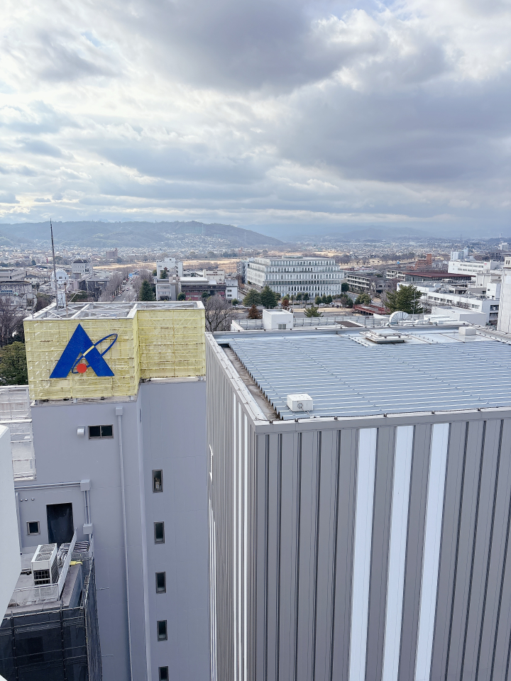 �Z�˂���̒��]�ʐ^ ���ꂽ���́A�����̑�����ω��R��ω��l�������܂��B����ԉ΂����̕��p���猩�邱�Ƃ��ł��܂��B