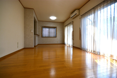 ���r���O ���r���O�X�y�[�X�B